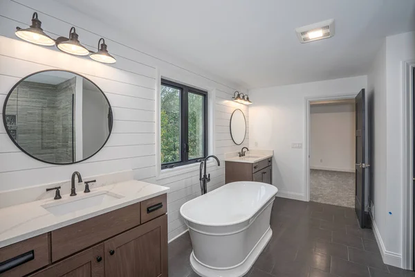 Banheira Nova Soaker Foi Instalada Seu Projeto Renovado Banheiro — Fotografia de Stock
