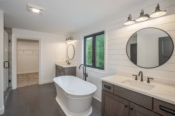 Yenilenmiş banyo projenize yeni bir banyo küveti yerleştirildi.