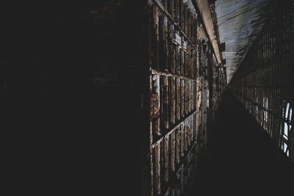 Börtönrácsok Sötét Folyosója Cellák Előtt Egy Ismeretlen Börtönblokkban — Stock Fotó
