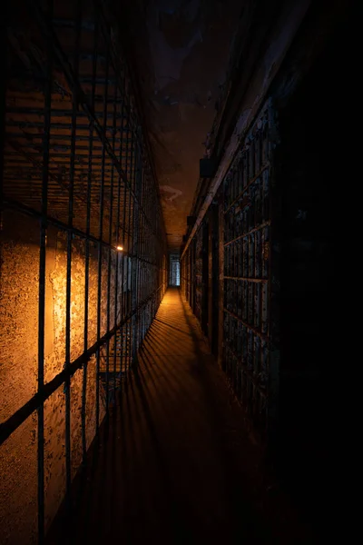 Pasillo Oscuro Las Barras Prisión Frente Las Celdas Bloque Celdas —  Fotos de Stock
