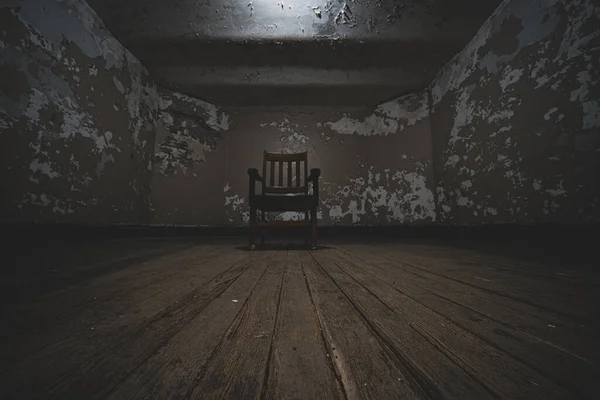 Alter Stuhl Sitzt Einem Dunklen Und Leeren Raum Mit Holzböden — Stockfoto