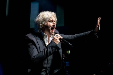 Rakip Oğullar Detroit, Michigan 'da özel konuk Mac Saturn ile canlı performans sergiliyor.