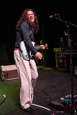 Mac Saturn Detroit, Michigan 'da Rival Sons' ın özel konuğu olarak hayranları için canlı performans sergiliyor.