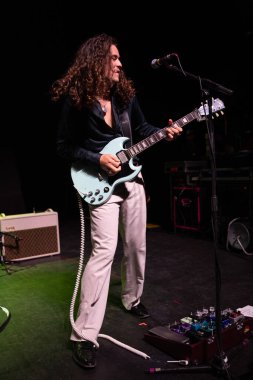 Mac Saturn Detroit, Michigan 'da Rival Sons' ın özel konuğu olarak hayranları için canlı performans sergiliyor.