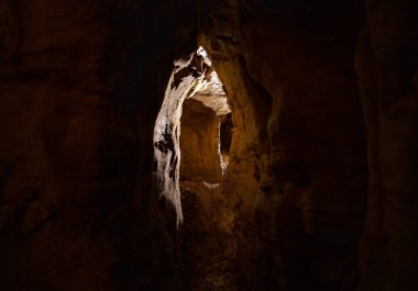 Dikitler ve sarkıtlarla karanlık yeraltı mağaralarını keşfediyorlar.