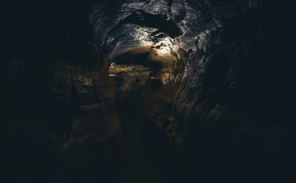 Explorar Cavernas Subterrâneas Escuras Com Estalagmites Estalactites — Fotografia de Stock