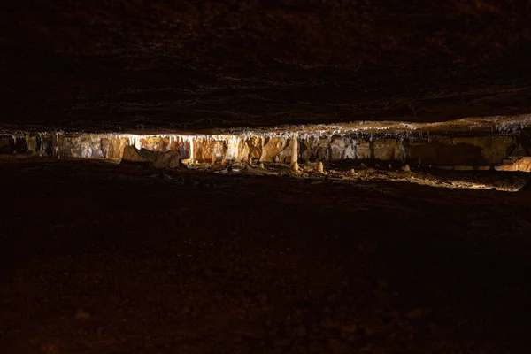 Erforschung Dunkler Unterirdischer Höhlen Mit Stalagmiten Und Stalaktiten — Stockfoto