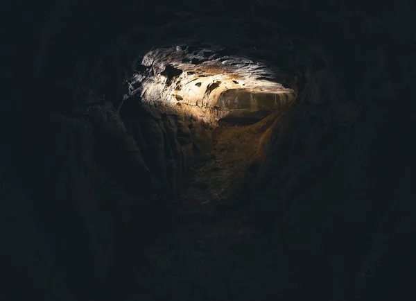 Explorar Cavernas Subterráneas Oscuras Con Estalagmitas Estalactitas —  Fotos de Stock