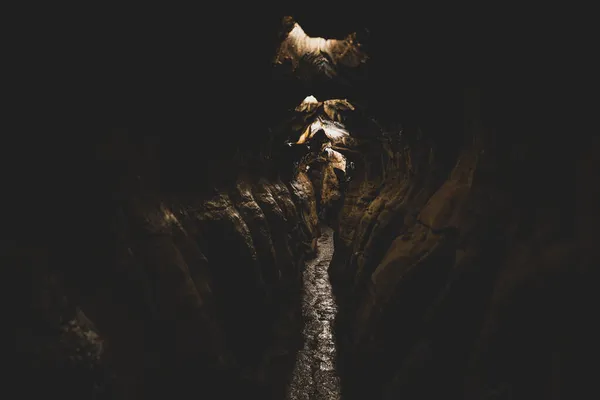 Explorer Des Cavernes Souterraines Sombres Avec Des Stalagmites Des Stalactites — Photo