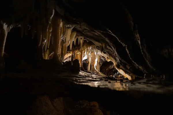 Explorer Des Cavernes Souterraines Sombres Avec Des Stalagmites Des Stalactites — Photo