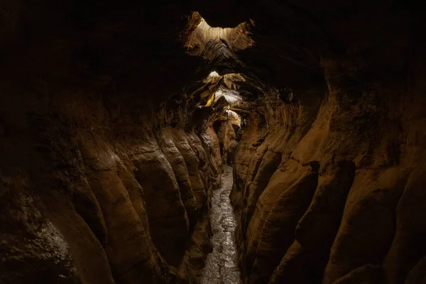 Erforschung Dunkler Unterirdischer Höhlen Mit Stalagmiten Und Stalaktiten — Stockfoto