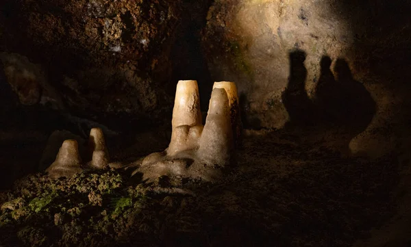 Erforschung Dunkler Unterirdischer Höhlen Mit Stalagmiten Und Stalaktiten — Stockfoto