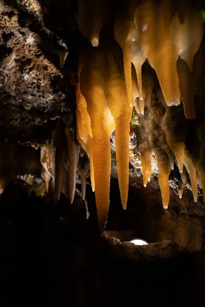 Erforschung Dunkler Unterirdischer Höhlen Mit Stalagmiten Und Stalaktiten — Stockfoto