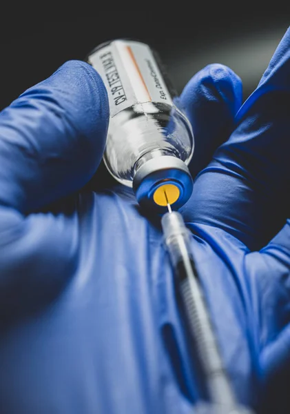 Spruta Drar Vaccin Från Covid Vaccinflaska — Stockfoto
