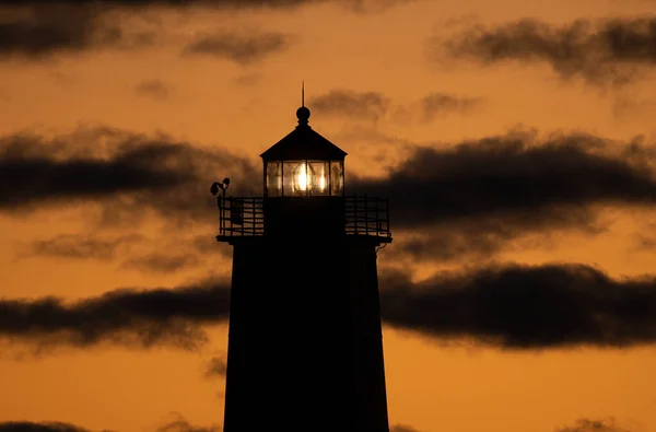 Маяк Светит Ярко Ярким Закатом Заливе — стоковое фото