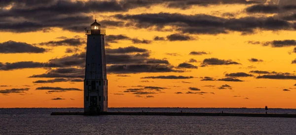 Körfezde Canlı Bir Günbatımının Altında Parlayan Deniz Feneri — Stok fotoğraf