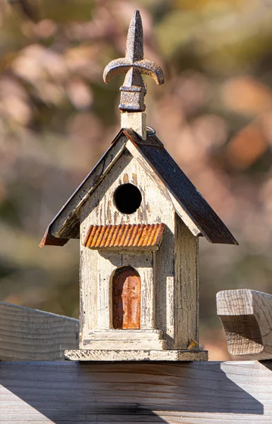 Domek Dla Ptaków Zamontowany Ogrodzie Czeka Nowych Gości — Zdjęcie stockowe