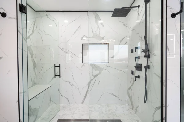 Duschkabin Med Glasdörrar Och Marmor Utrustad Med Regnhuvud — Stockfoto