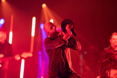 Kızı Royal Oak Music Theater 'da sahne alır. Royal Oak, Michigan' da. Özel konuk Tremonti ve Lyell ile birlikte.