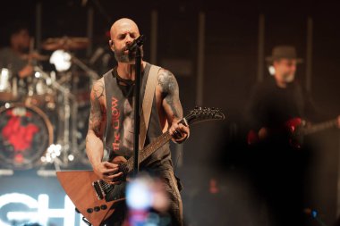Kızı Royal Oak Music Theater 'da sahne alır. Royal Oak, Michigan' da. Özel konuk Tremonti ve Lyell ile birlikte.