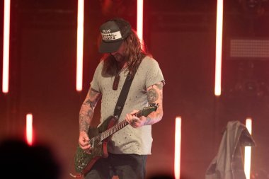 Kızı Royal Oak Music Theater 'da sahne alır. Royal Oak, Michigan' da. Özel konuk Tremonti ve Lyell ile birlikte.