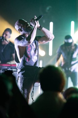 Kızı Royal Oak Music Theater 'da sahne alır. Royal Oak, Michigan' da. Özel konuk Tremonti ve Lyell ile birlikte.