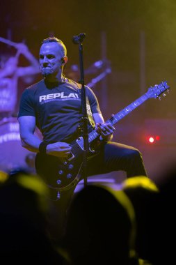 Tremonti, Royal Oak Music Theater 'da sahne alıyor. Royal Oak, Michigan, 03-06-2022' de Daughtry için özel konuk olarak.