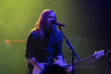 Tremonti, Royal Oak Music Theater 'da sahne alıyor. Royal Oak, Michigan, 03-06-2022' de Daughtry için özel konuk olarak.