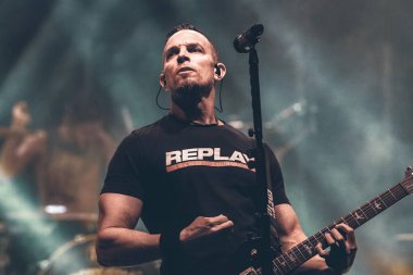 Tremonti, Royal Oak Music Theater 'da sahne alıyor. Royal Oak, Michigan, 03-06-2022' de Daughtry için özel konuk olarak.