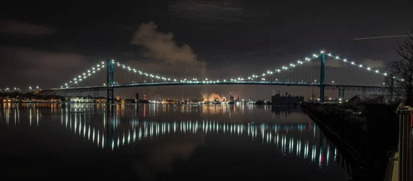 Ambassador Bridge Brilha Nos Céus Noturnos Sobre Rio Detroit Estendendo — Fotografia de Stock