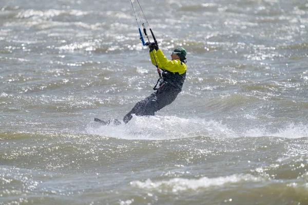 Kiteboarders Oefenen Hun Trucs Een Winderige Lentedag Een Openbaar Park — Stockfoto