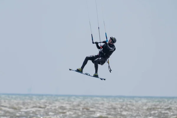 Kiteboarder Üben Ihre Tricks Einem Windigen Frühlingstag Einem Öffentlichen Park — Stockfoto