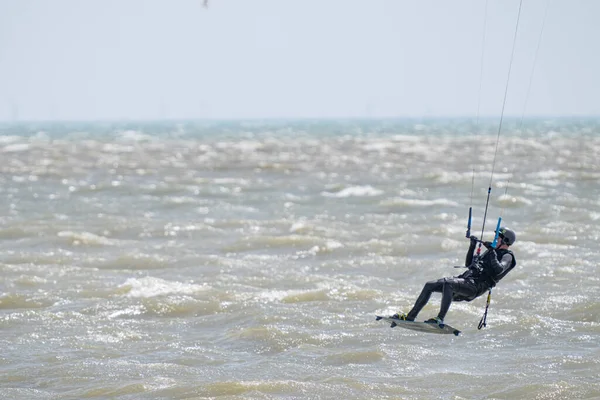 Kiteboarders Ασκούν Κόλπα Τους Μια Θυελλώδη Ανοιξιάτικη Μέρα Ένα Δημόσιο — Φωτογραφία Αρχείου