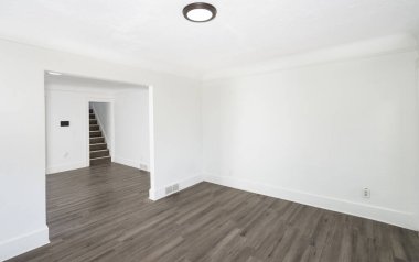 Gri olan vinil döşeme, yenilenmenizde sert ahşap döşemeyi taklit eder.