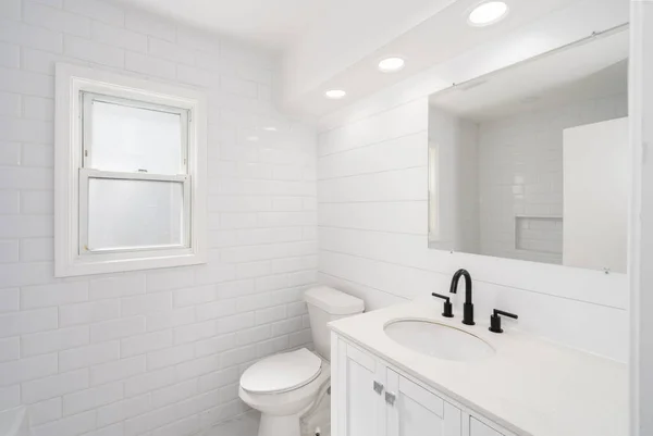 Remodeled Bathroom Has New Vanity Fixtures — Fotografia de Stock