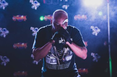 Huzur içinde yat. 23 Nisan 2022 'de Livonia, Michigan' daki Astronomicon 5 'te sahne almaktadır.