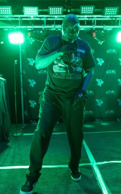 Huzur içinde yat. 23 Nisan 2022 'de Livonia, Michigan' daki Astronomicon 5 'te sahne almaktadır.