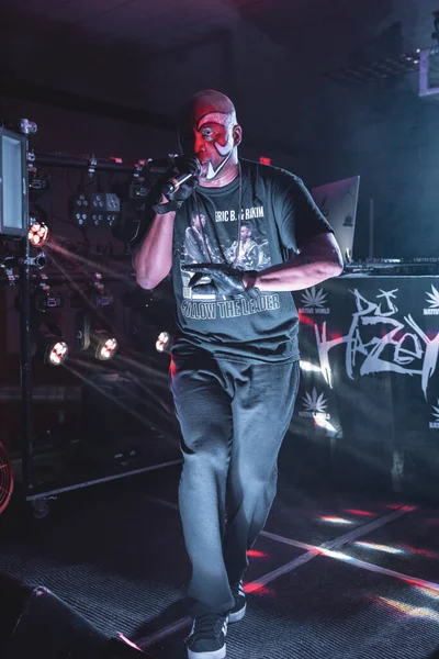 Huzur içinde yat. 23 Nisan 2022 'de Livonia, Michigan' daki Astronomicon 5 'te sahne almaktadır.