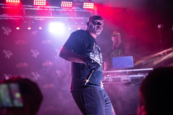 Huzur içinde yat. 23 Nisan 2022 'de Livonia, Michigan' daki Astronomicon 5 'te sahne almaktadır.