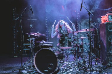 Plush, Detroit, Michigan 'daki Fillmore' da canlı performans sergiliyor.