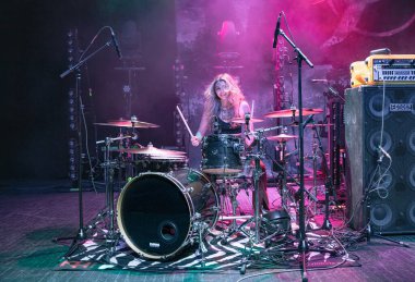 Plush, Detroit, Michigan 'daki Fillmore' da canlı performans sergiliyor.