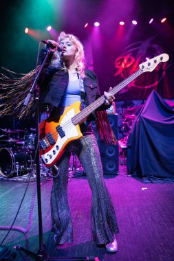 Plush, Detroit, Michigan 'daki Fillmore' da canlı performans sergiliyor.