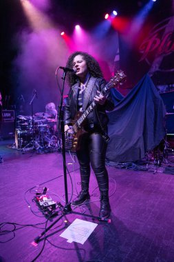 Plush, Detroit, Michigan 'daki Fillmore' da canlı performans sergiliyor.