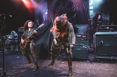 Plush, Detroit, Michigan 'daki Fillmore' da canlı performans sergiliyor.