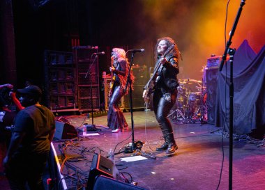 Plush, Detroit, Michigan 'daki Fillmore' da canlı performans sergiliyor.