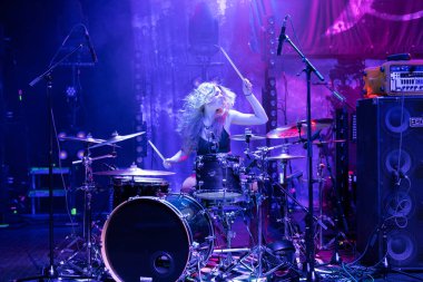 Plush, Detroit, Michigan 'daki Fillmore' da canlı performans sergiliyor.