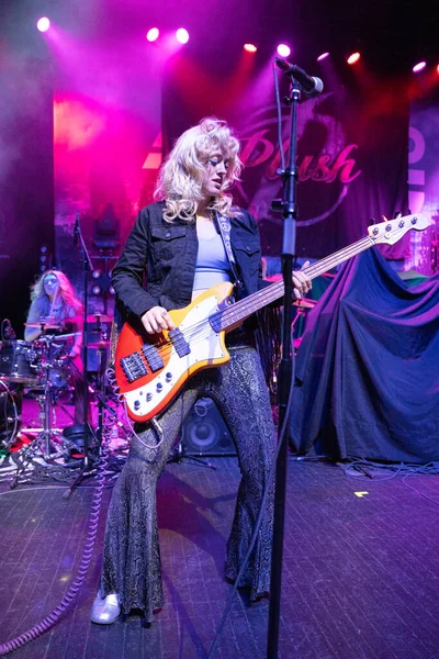 Plush, Detroit, Michigan 'daki Fillmore' da canlı performans sergiliyor.