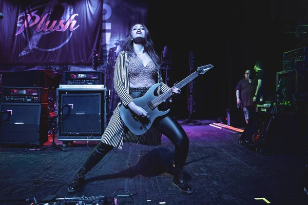 Plush, Detroit, Michigan 'daki Fillmore' da canlı performans sergiliyor.