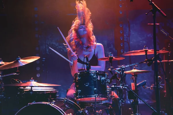 Plush, Detroit, Michigan 'daki Fillmore' da canlı performans sergiliyor.