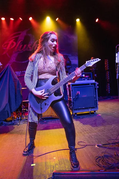 Plush, Detroit, Michigan 'daki Fillmore' da canlı performans sergiliyor.